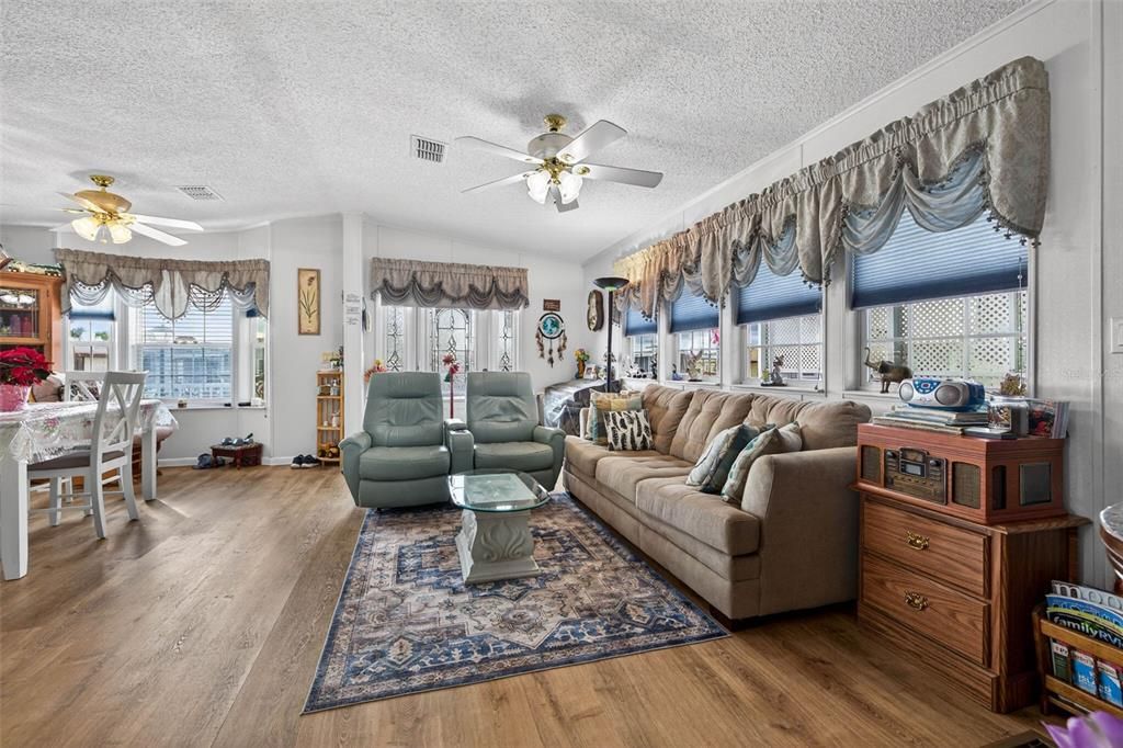 For Sale: $179,900 (2 beds, 2 baths, 756 Square Feet)