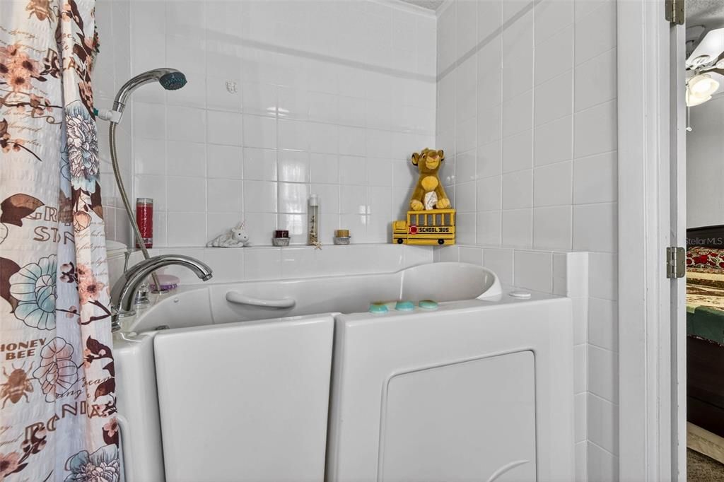 For Sale: $179,900 (2 beds, 2 baths, 756 Square Feet)