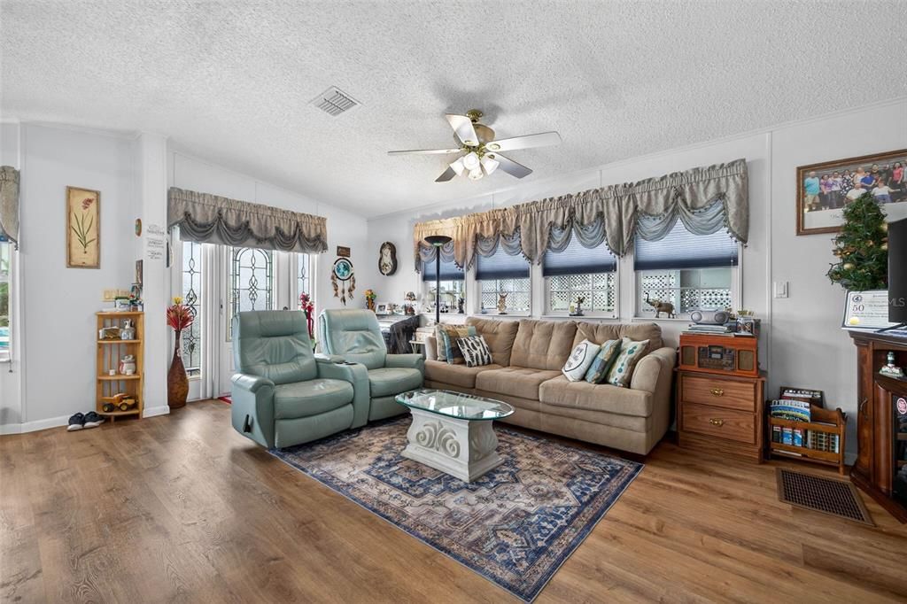 For Sale: $179,900 (2 beds, 2 baths, 756 Square Feet)