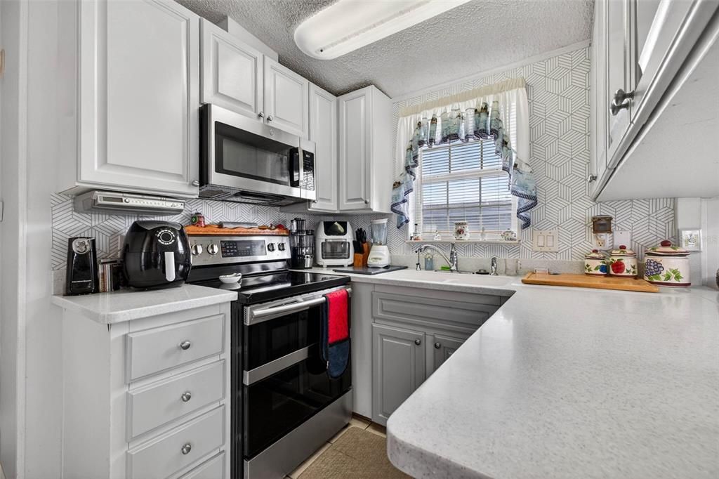 For Sale: $179,900 (2 beds, 2 baths, 756 Square Feet)