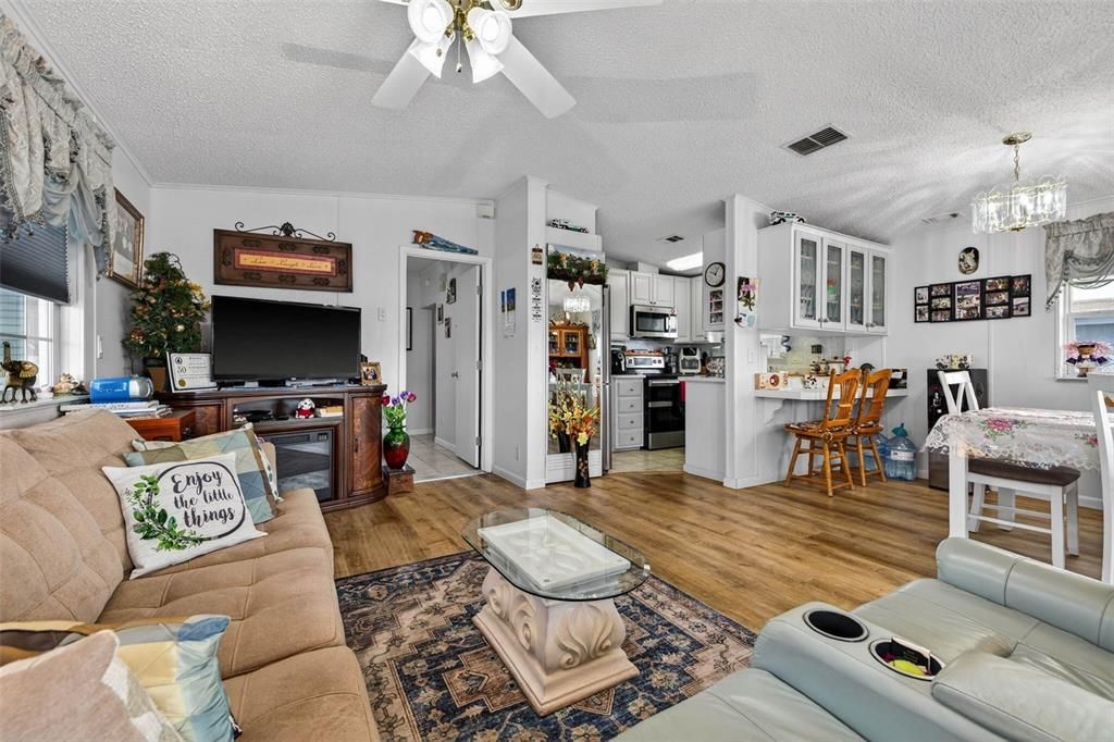 For Sale: $179,900 (2 beds, 2 baths, 756 Square Feet)