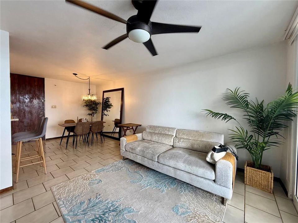 出租: $3,250 (2 贝兹, 2 浴室, 956 平方英尺)