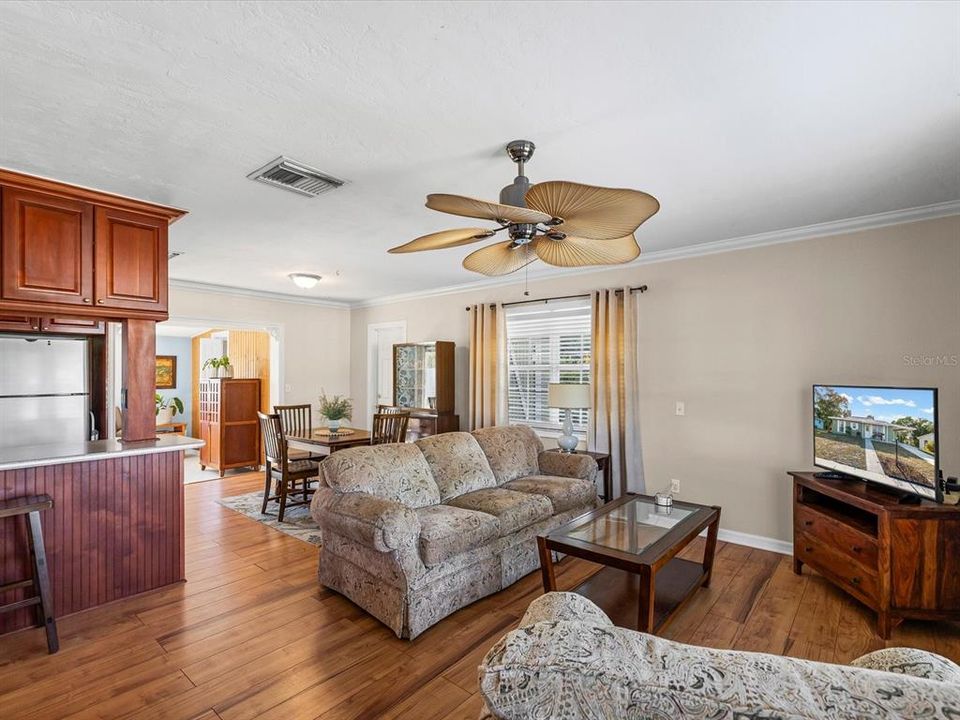 For Sale: $220,000 (2 beds, 2 baths, 1056 Square Feet)