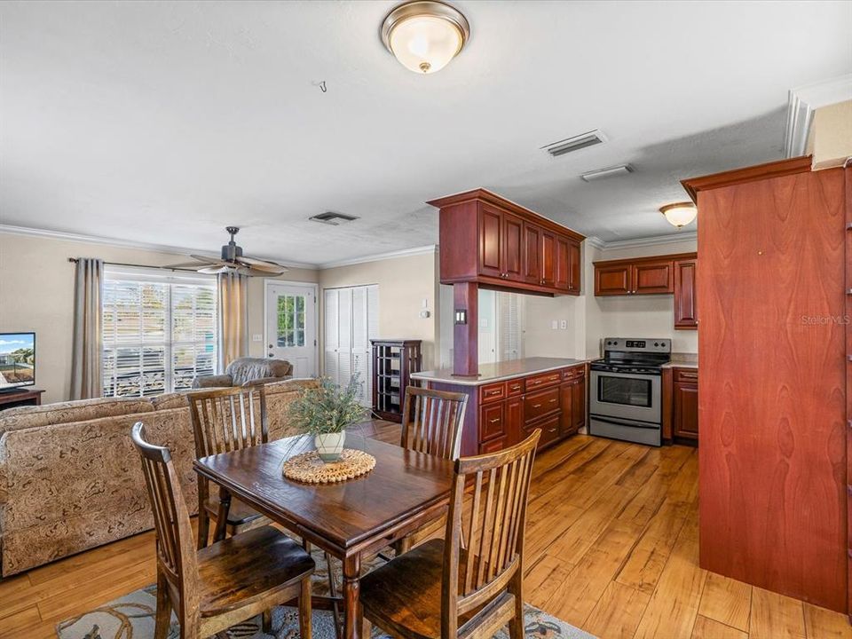 For Sale: $220,000 (2 beds, 2 baths, 1056 Square Feet)