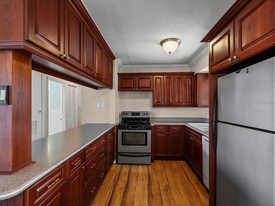 For Sale: $220,000 (2 beds, 2 baths, 1056 Square Feet)