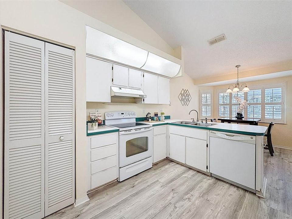 For Sale: $349,000 (3 beds, 2 baths, 1559 Square Feet)