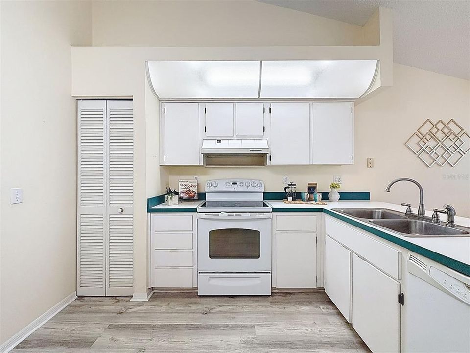 For Sale: $349,000 (3 beds, 2 baths, 1559 Square Feet)