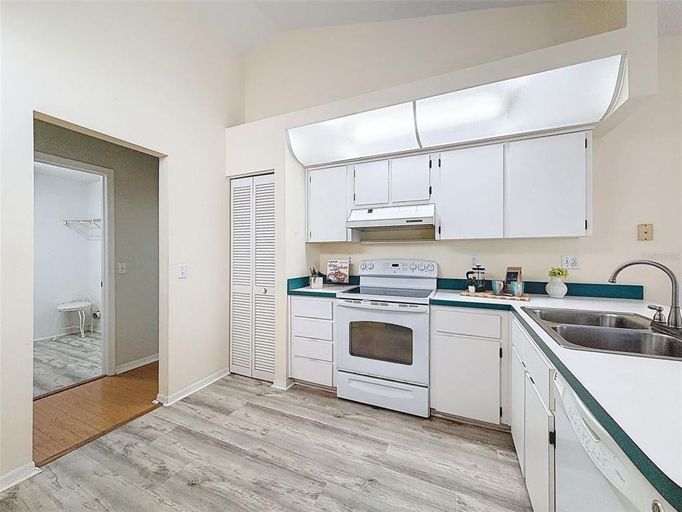 For Sale: $349,000 (3 beds, 2 baths, 1559 Square Feet)