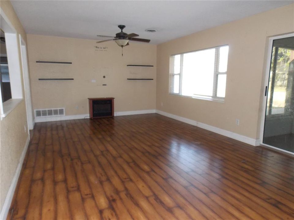 En Venta: $300,000 (3 camas, 2 baños, 1592 Pies cuadrados)