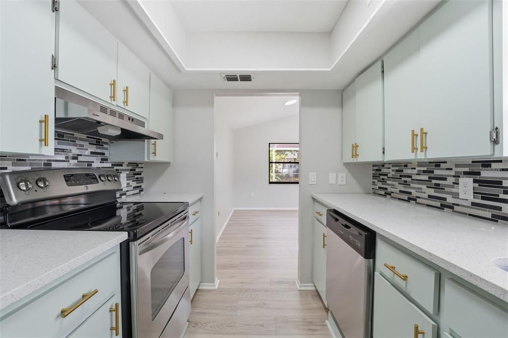 待售: $355,500 (2 贝兹, 2 浴室, 954 平方英尺)