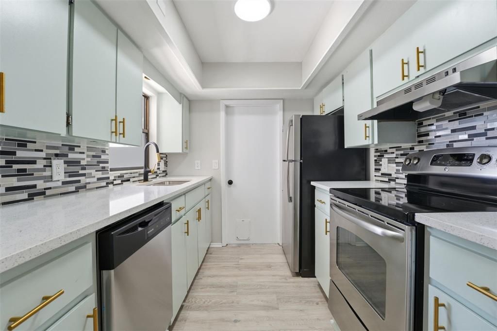 待售: $355,500 (2 贝兹, 2 浴室, 954 平方英尺)