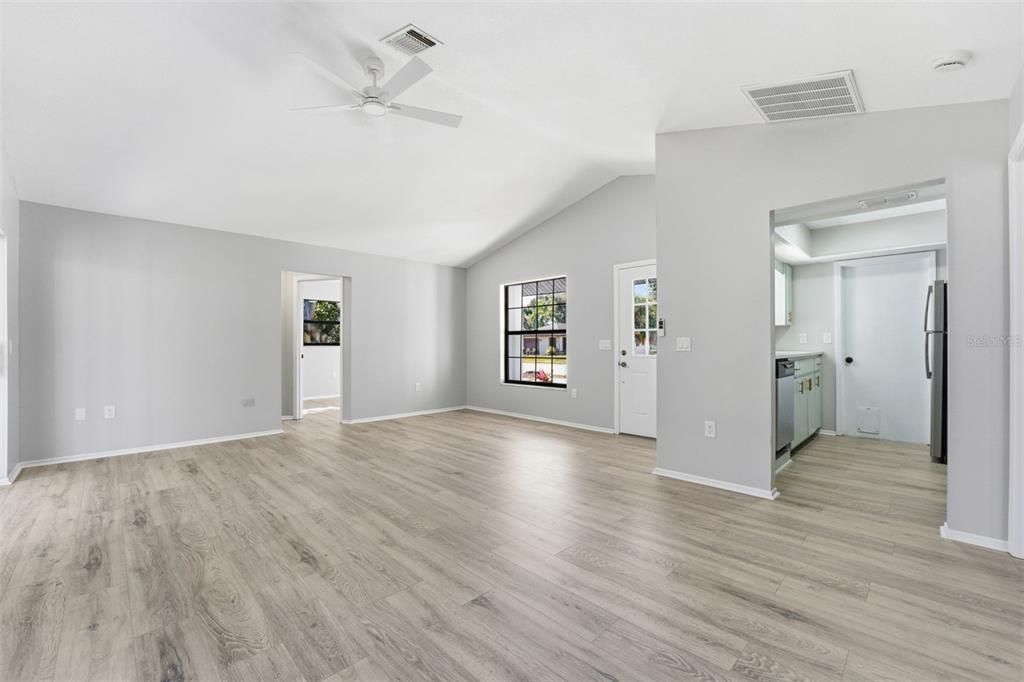 待售: $355,500 (2 贝兹, 2 浴室, 954 平方英尺)