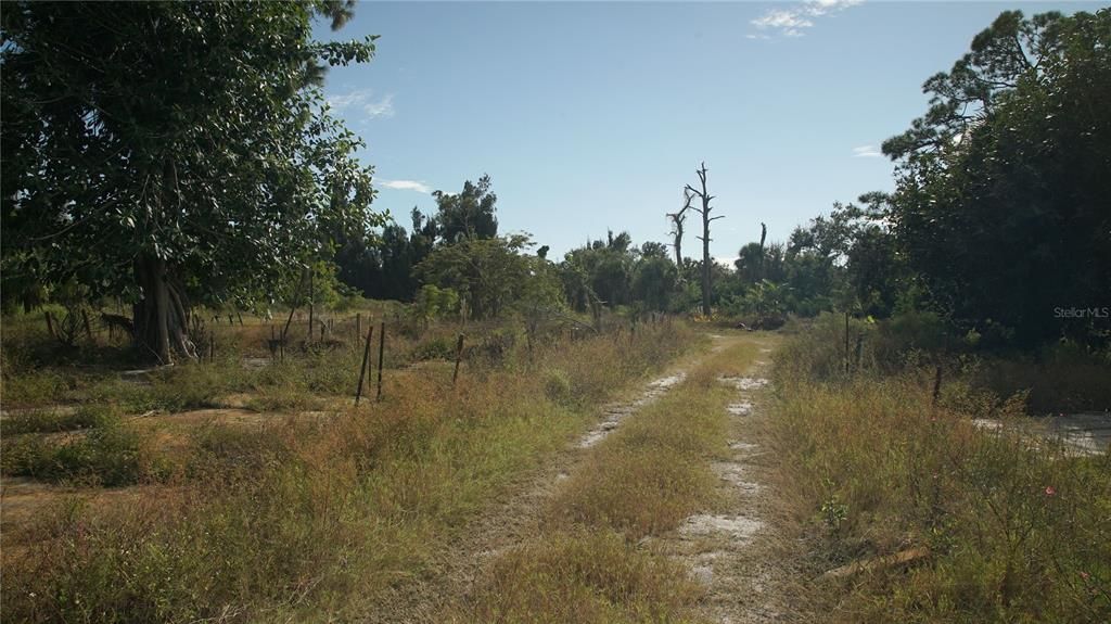 На продажу: $599,000 (6.40 acres)
