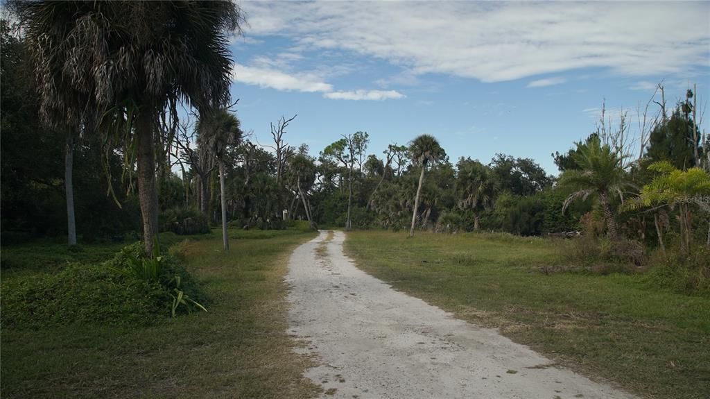 На продажу: $599,000 (6.40 acres)