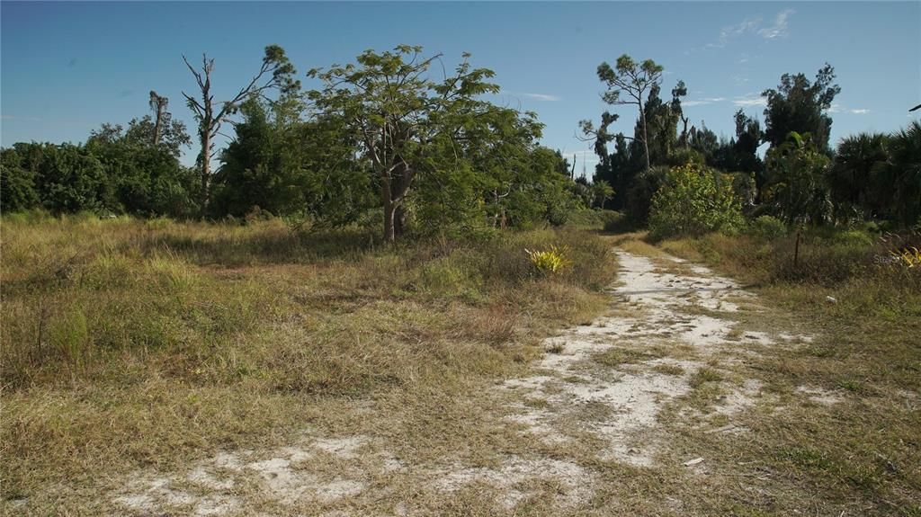 На продажу: $599,000 (6.40 acres)