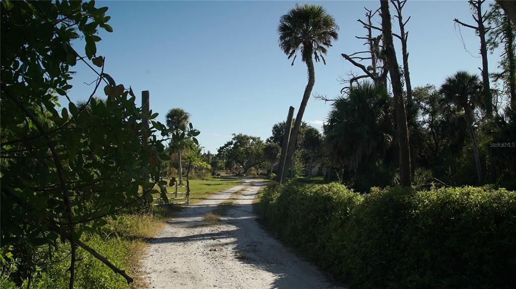 На продажу: $599,000 (6.40 acres)