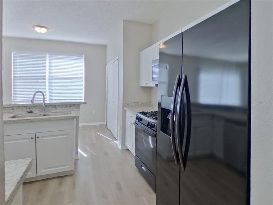 For Rent: $2,099 (5 beds, 2 baths, 2352 Square Feet)