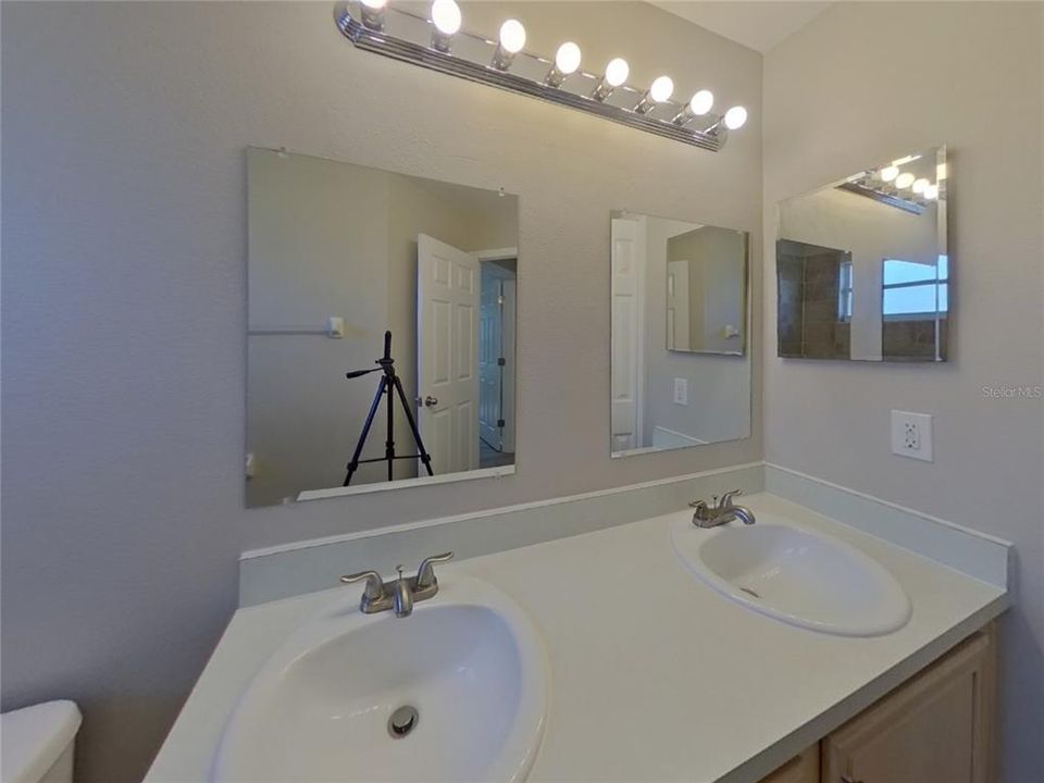 For Rent: $2,099 (5 beds, 2 baths, 2352 Square Feet)