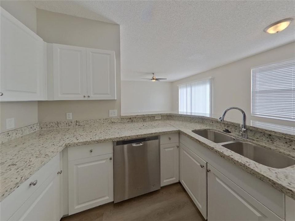 For Rent: $2,099 (5 beds, 2 baths, 2352 Square Feet)
