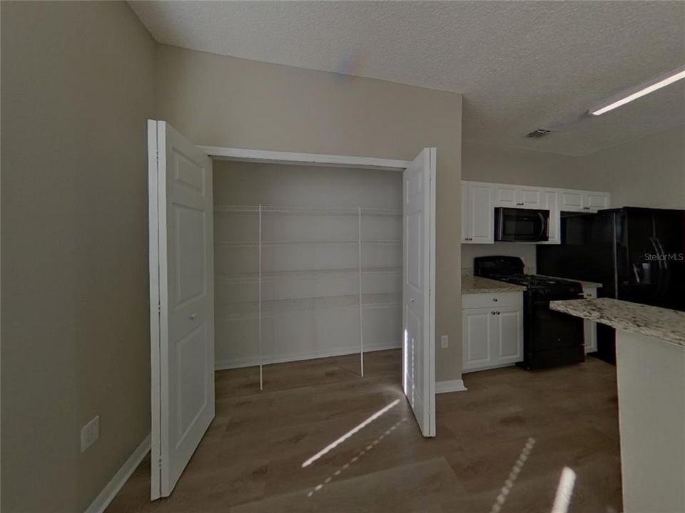 For Rent: $2,099 (5 beds, 2 baths, 2352 Square Feet)