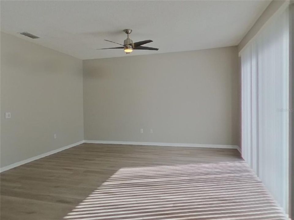 For Rent: $2,099 (5 beds, 2 baths, 2352 Square Feet)