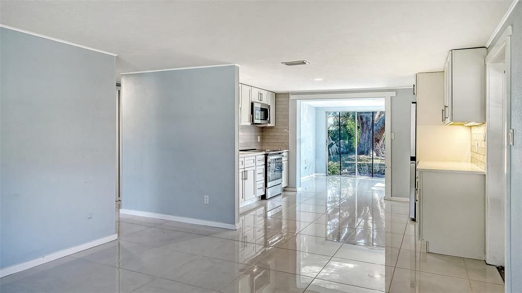 На продажу: $285,000 (2 спален, 1 ванн, 810 Квадратных фут)