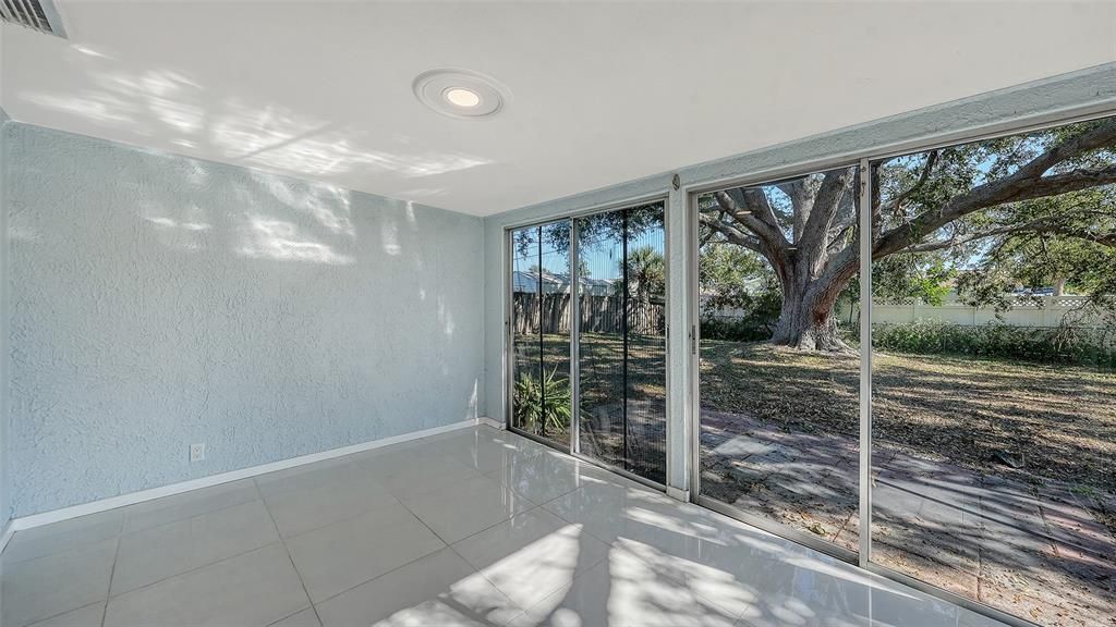 На продажу: $285,000 (2 спален, 1 ванн, 810 Квадратных фут)