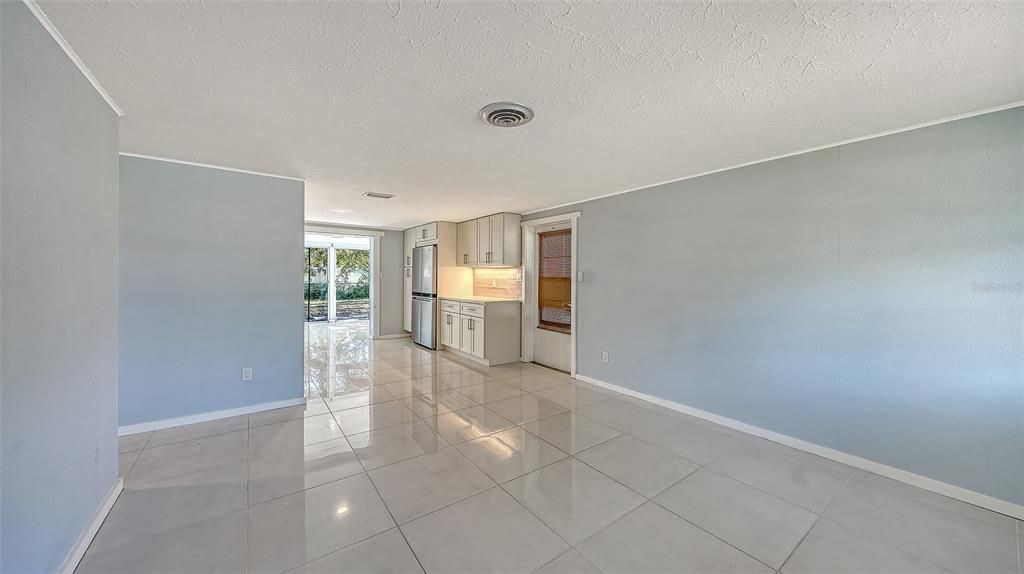 На продажу: $285,000 (2 спален, 1 ванн, 810 Квадратных фут)