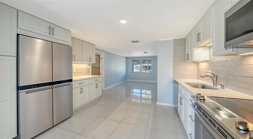 На продажу: $285,000 (2 спален, 1 ванн, 810 Квадратных фут)