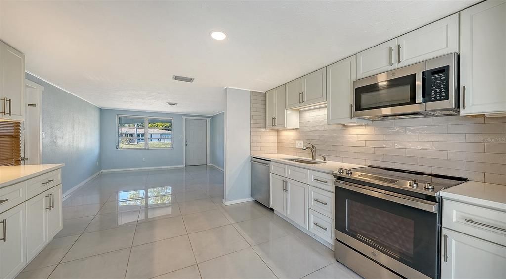 На продажу: $285,000 (2 спален, 1 ванн, 810 Квадратных фут)