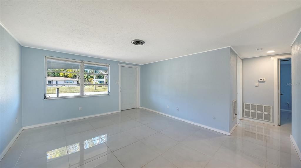 На продажу: $285,000 (2 спален, 1 ванн, 810 Квадратных фут)