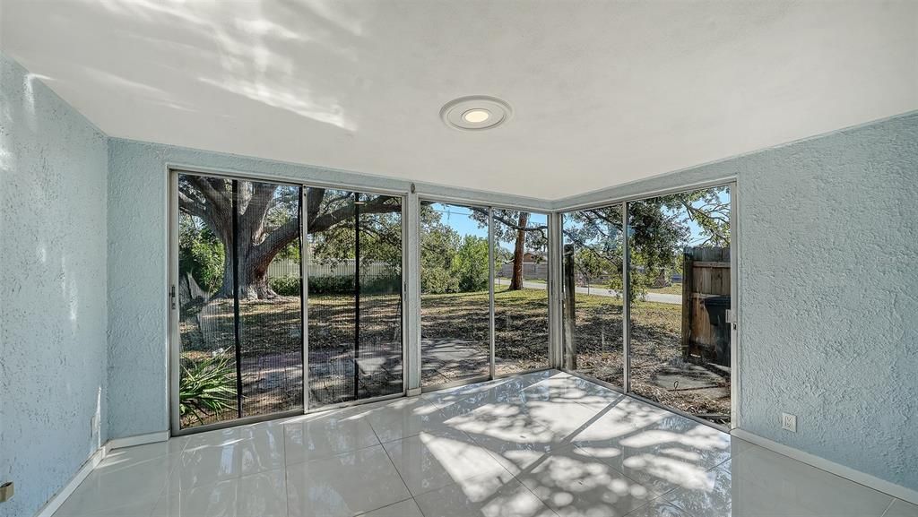 На продажу: $285,000 (2 спален, 1 ванн, 810 Квадратных фут)