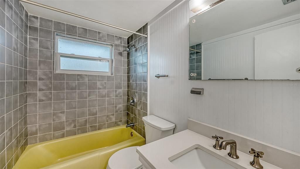 На продажу: $285,000 (2 спален, 1 ванн, 810 Квадратных фут)