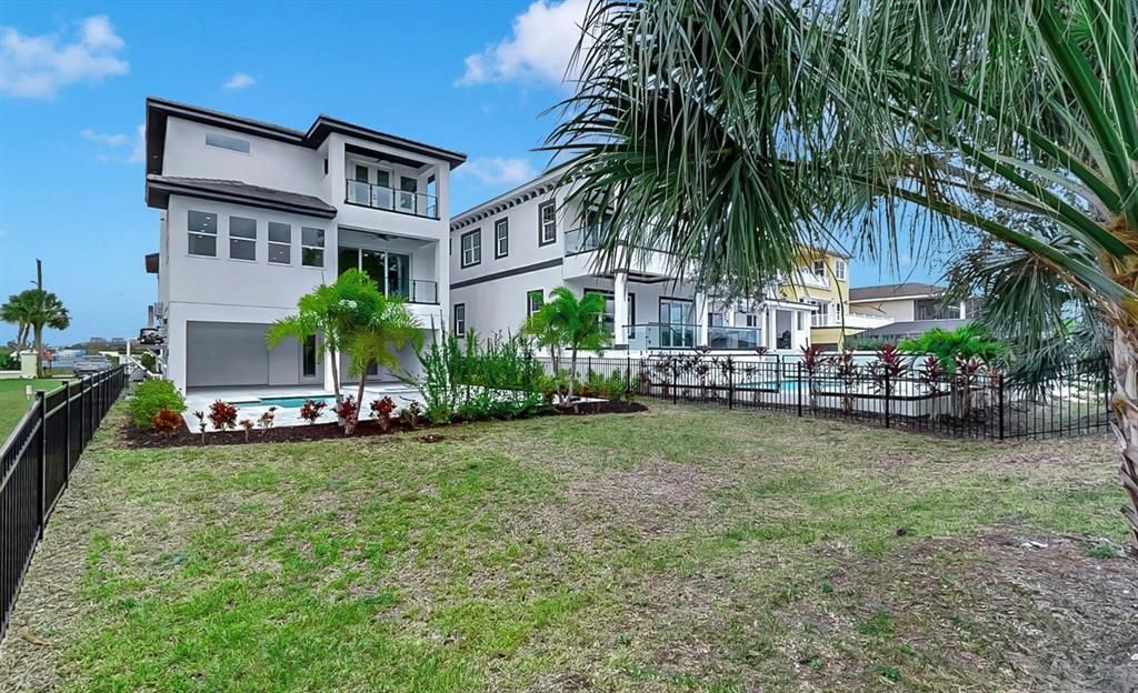 合同活跃: $1,250,000 (4 贝兹, 3 浴室, 3040 平方英尺)