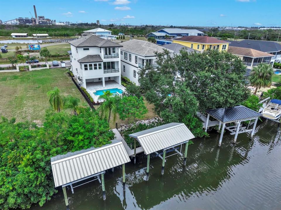 合同活跃: $1,250,000 (4 贝兹, 3 浴室, 3040 平方英尺)