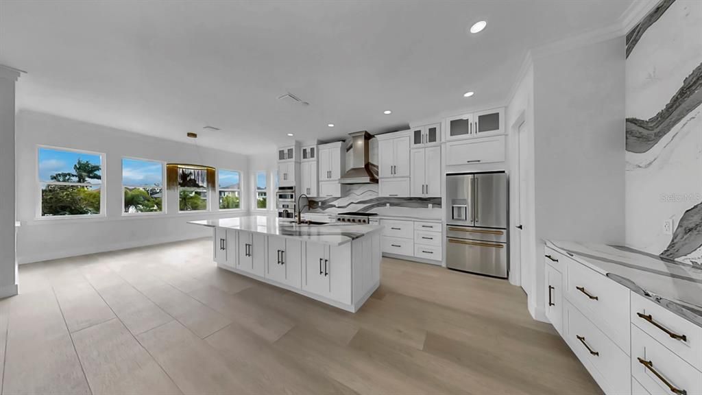 合同活跃: $1,250,000 (4 贝兹, 3 浴室, 3040 平方英尺)