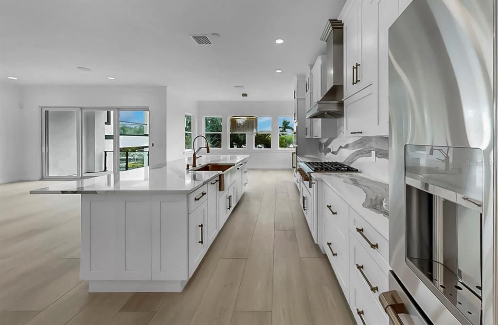 合同活跃: $1,250,000 (4 贝兹, 3 浴室, 3040 平方英尺)