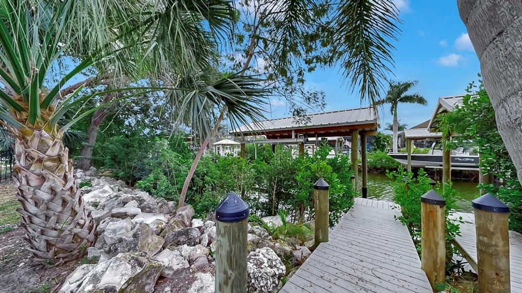 合同活跃: $1,250,000 (4 贝兹, 3 浴室, 3040 平方英尺)