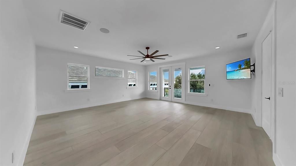 合同活跃: $1,250,000 (4 贝兹, 3 浴室, 3040 平方英尺)