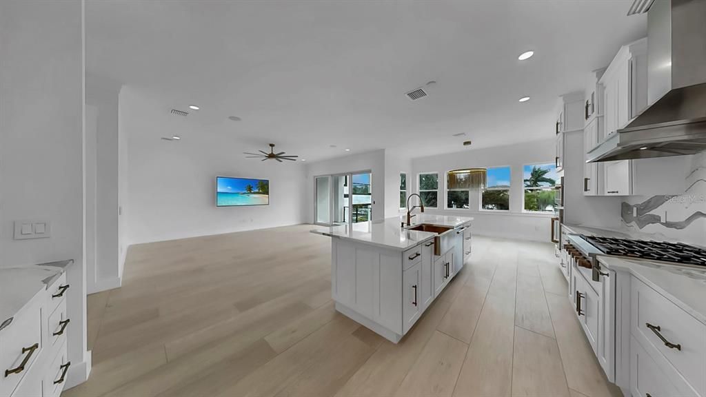 合同活跃: $1,250,000 (4 贝兹, 3 浴室, 3040 平方英尺)