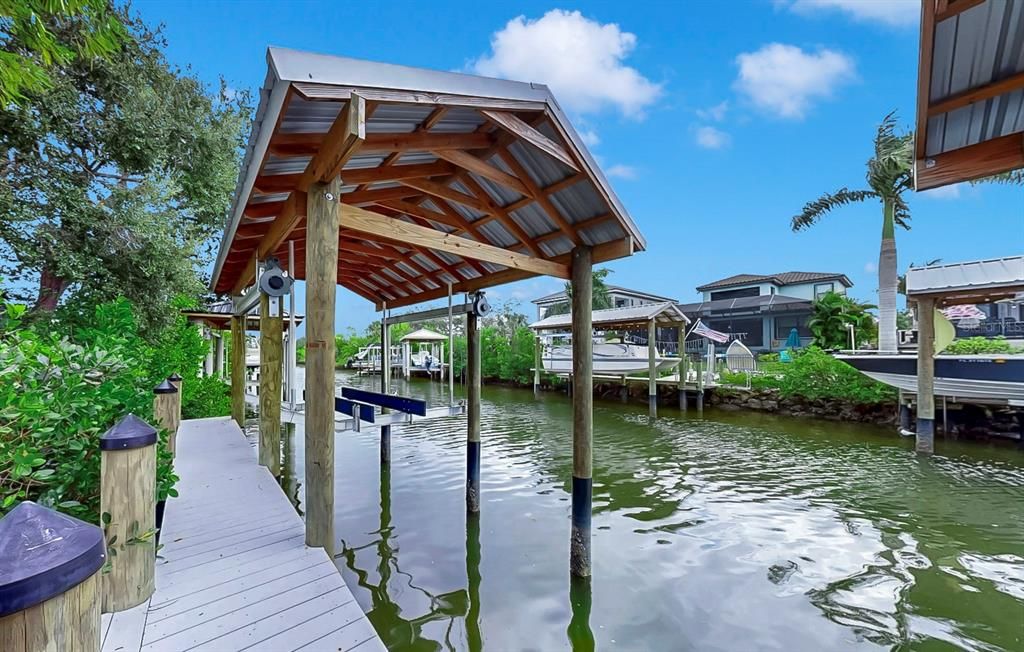 合同活跃: $1,250,000 (4 贝兹, 3 浴室, 3040 平方英尺)