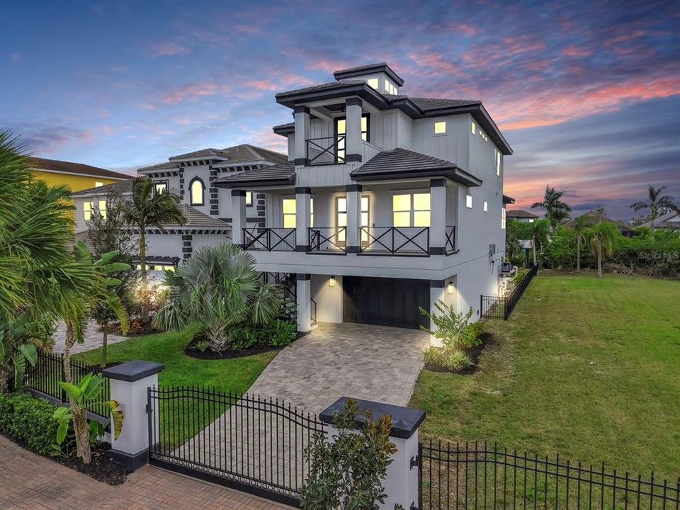 合同活跃: $1,250,000 (4 贝兹, 3 浴室, 3040 平方英尺)