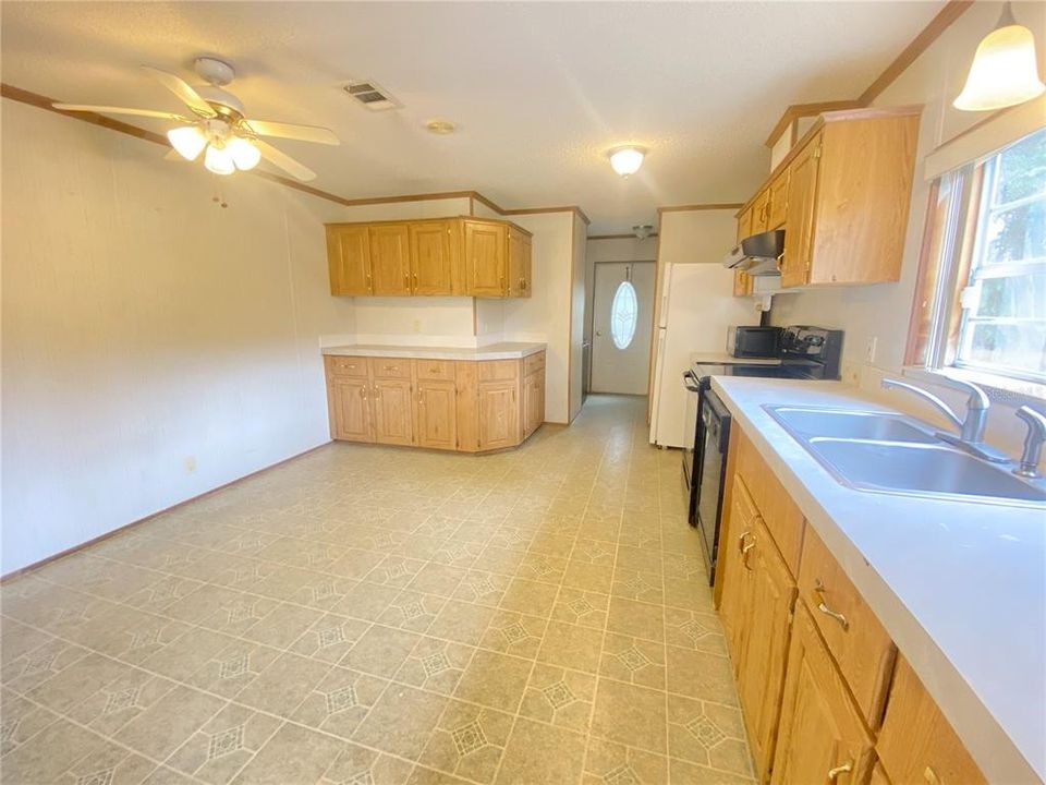 На продажу: $225,000 (3 спален, 2 ванн, 1404 Квадратных фут)