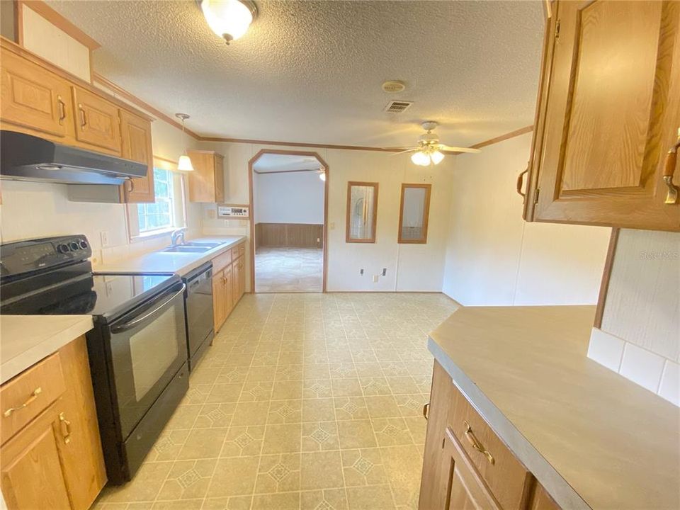 На продажу: $225,000 (3 спален, 2 ванн, 1404 Квадратных фут)