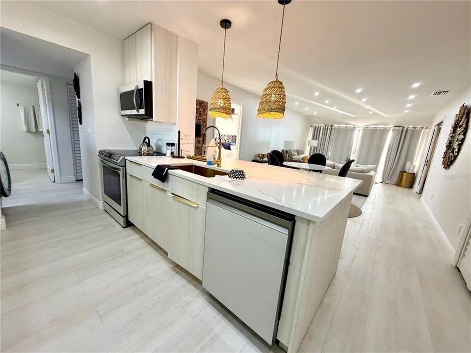 出租: $2,400 (2 贝兹, 2 浴室, 1400 平方英尺)