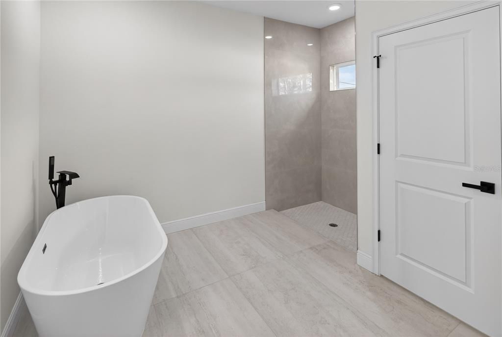 В аренду: $2,100 (4 спален, 2 ванн, 1833 Квадратных фут)