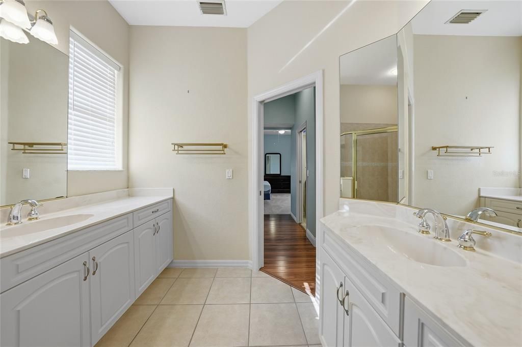 For Sale: $550,000 (3 beds, 2 baths, 2084 Square Feet)