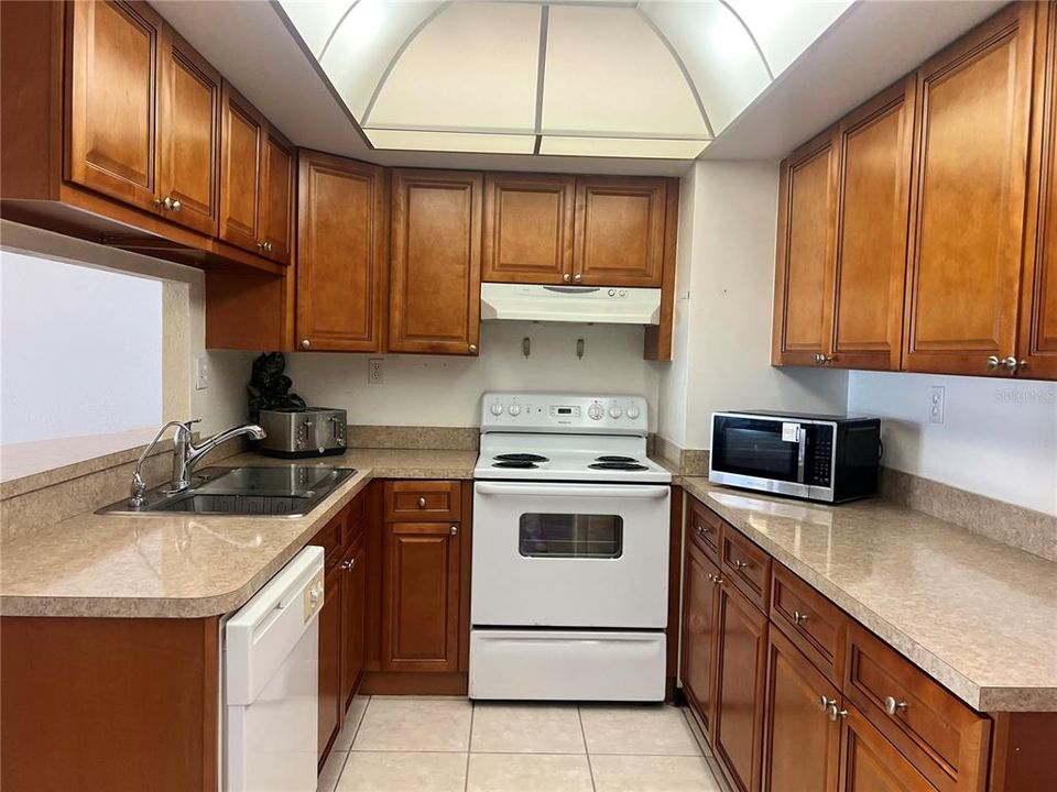 For Rent: $2,500 (2 beds, 2 baths, 1240 Square Feet)