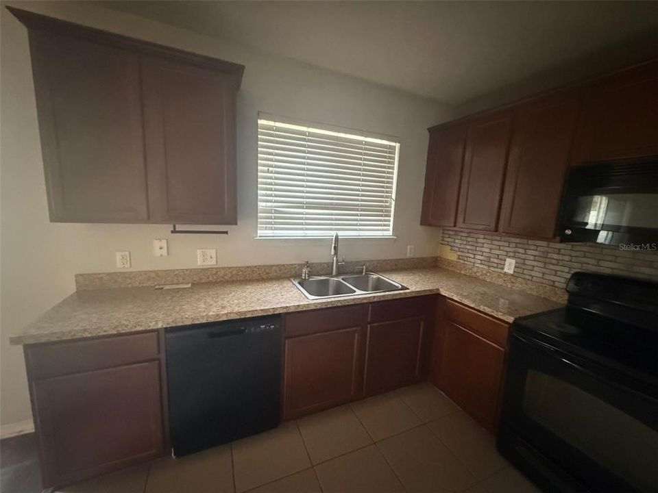 For Rent: $2,150 (3 beds, 2 baths, 1417 Square Feet)