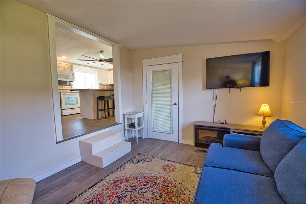 For Sale: $129,900 (2 beds, 2 baths, 672 Square Feet)